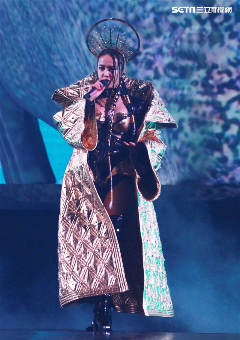 天后Jolin蔡依林四度攻蛋全新巡演「Ugly Beauty 」台北站首場登場，一開場便以「惡之女王」造型從7曾樓高空降舞台，「提頭」現身。（記者邱榮吉/攝影）