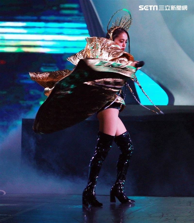 天后Jolin蔡依林四度攻蛋全新巡演「Ugly Beauty 」台北站首場登場，一開場便以「惡之女王」造型從7曾樓高空降舞台，「提頭」現身。（記者邱榮吉/攝影）
