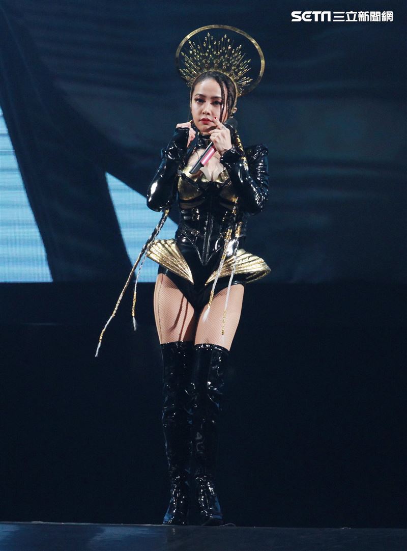 天后Jolin蔡依林四度攻蛋全新巡演「Ugly Beauty 」台北站首場登場，一開場便以「惡之女王」造型從7曾樓高空降舞台，「提頭」現身。（記者邱榮吉/攝影）