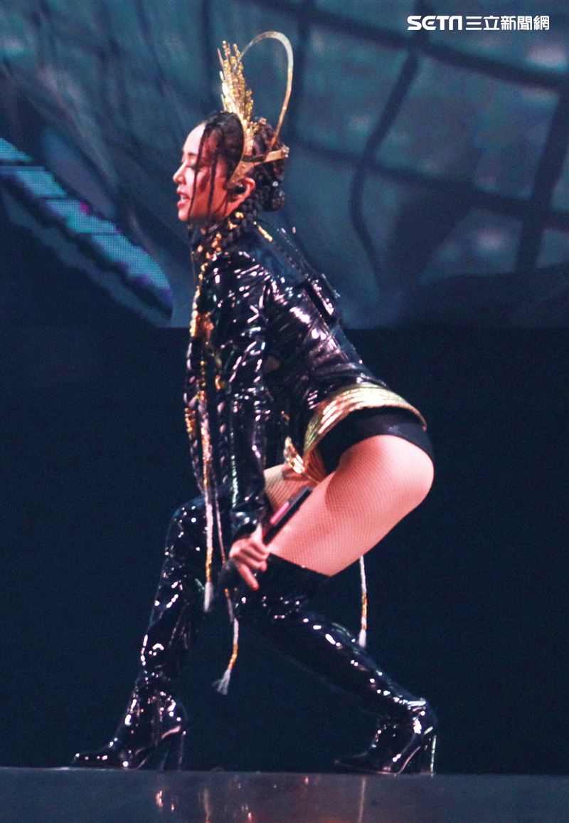 天后Jolin蔡依林四度攻蛋全新巡演「Ugly Beauty 」台北站首場登場，一開場便以「惡之女王」造型從7曾樓高空降舞台，「提頭」現身。（記者邱榮吉/攝影）