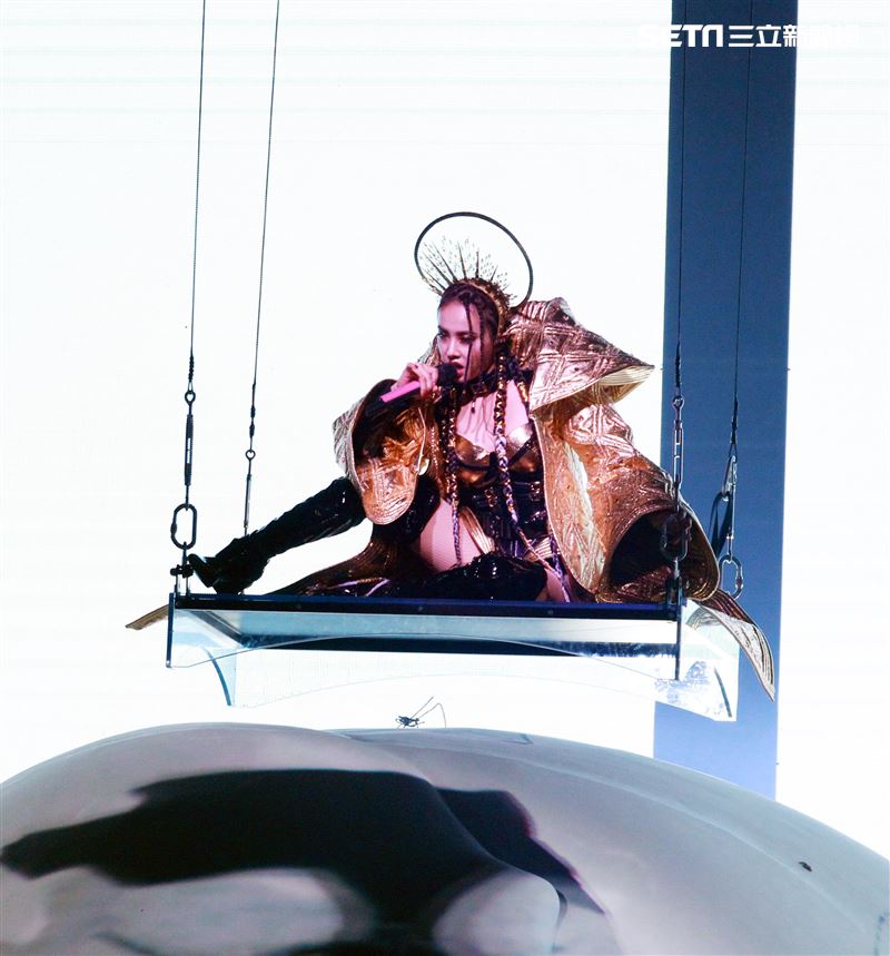 天后Jolin蔡依林四度攻蛋全新巡演「Ugly Beauty 」台北站首場登場，一開場便以「惡之女王」造型從7曾樓高空降舞台，「提頭」現身。（記者邱榮吉/攝影）