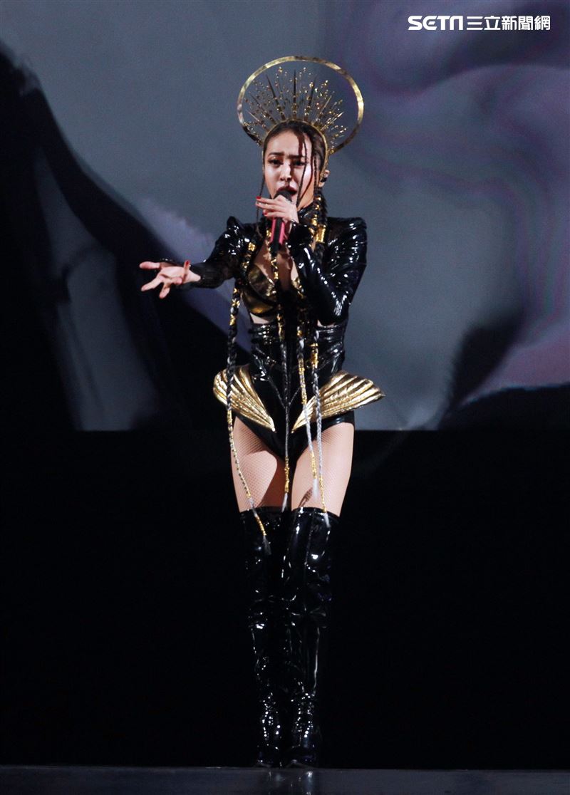 天后Jolin蔡依林四度攻蛋全新巡演「Ugly Beauty 」台北站首場登場，一開場便以「惡之女王」造型從7曾樓高空降舞台，「提頭」現身。（記者邱榮吉/攝影）