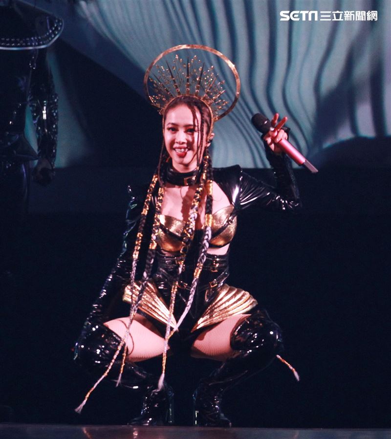 天后Jolin蔡依林四度攻蛋全新巡演「Ugly Beauty 」台北站首場登場，一開場便以「惡之女王」造型從7曾樓高空降舞台，「提頭」現身。（記者邱榮吉/攝影）