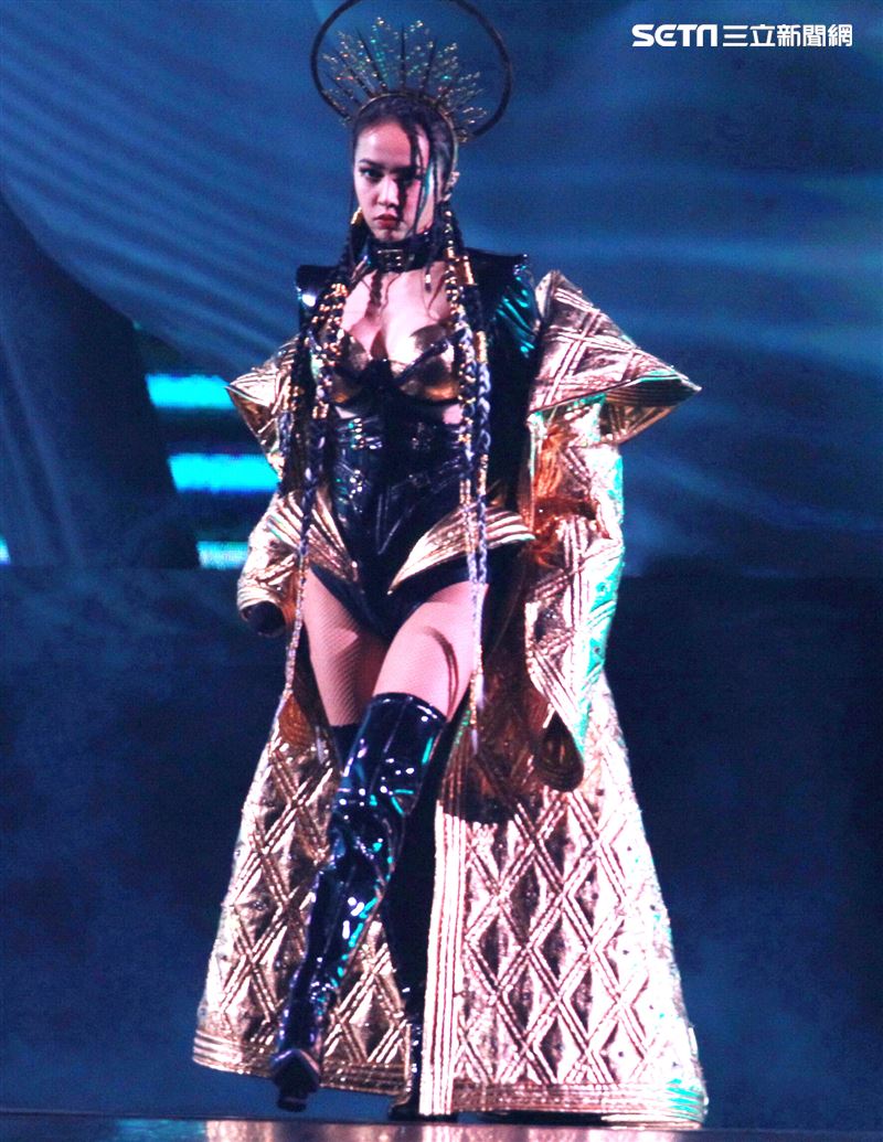 天后Jolin蔡依林四度攻蛋全新巡演「Ugly Beauty 」台北站首場登場，一開場便以「惡之女王」造型從7曾樓高空降舞台，「提頭」現身。（記者邱榮吉/攝影）