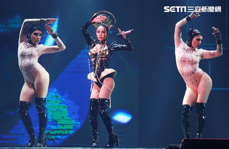 天后Jolin蔡依林四度攻蛋全新巡演「Ugly Beauty 」台北站首場登場，一開場便以「惡之女王」造型從7曾樓高空降舞台，「提頭」現身。（記者邱榮吉/攝影）