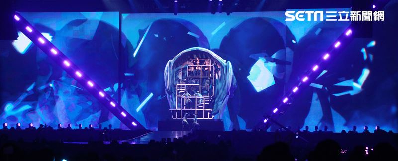 天后Jolin蔡依林四度攻蛋全新巡演「Ugly Beauty 」台北站首場登場，一開場便以「惡之女王」造型從7曾樓高空降舞台，「提頭」現身。（記者邱榮吉/攝影）