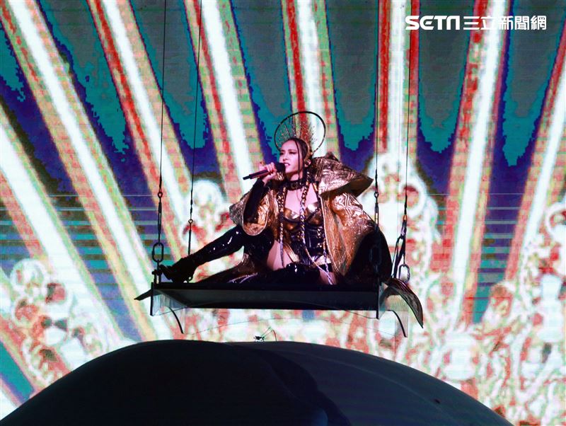天后Jolin蔡依林四度攻蛋全新巡演「Ugly Beauty 」台北站首場登場，一開場便以「惡之女王」造型從7曾樓高空降舞台，「提頭」現身。（記者邱榮吉/攝影）