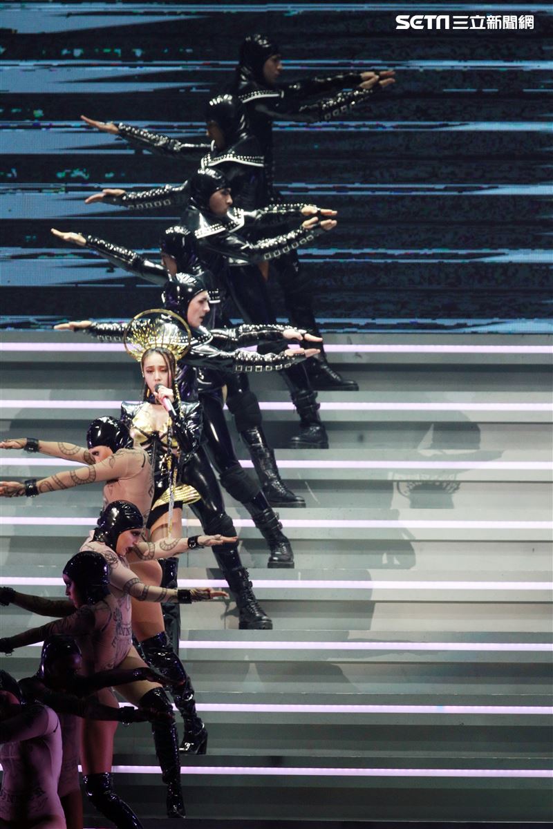天后Jolin蔡依林四度攻蛋全新巡演「Ugly Beauty 」台北站首場登場，一開場便以「惡之女王」造型從7曾樓高空降舞台，「提頭」現身。（記者邱榮吉/攝影）