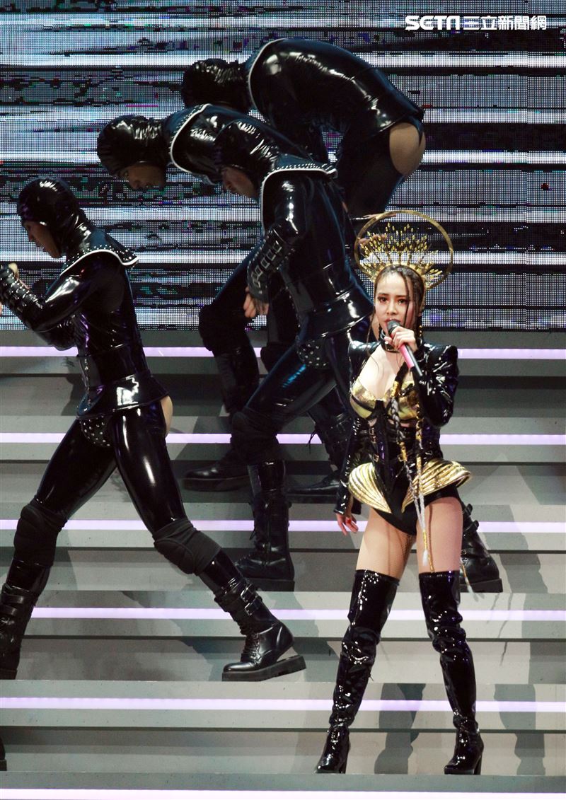 天后Jolin蔡依林四度攻蛋全新巡演「Ugly Beauty 」台北站首場登場，一開場便以「惡之女王」造型從7曾樓高空降舞台，「提頭」現身。（記者邱榮吉/攝影）