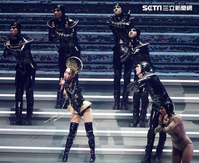 天后Jolin蔡依林四度攻蛋全新巡演「Ugly Beauty 」台北站首場登場，一開場便以「惡之女王」造型從7曾樓高空降舞台，「提頭」現身。（記者邱榮吉/攝影）