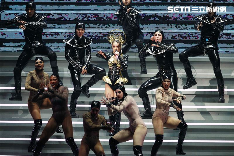 天后Jolin蔡依林四度攻蛋全新巡演「Ugly Beauty 」台北站首場登場，一開場便以「惡之女王」造型從7曾樓高空降舞台，「提頭」現身。（記者邱榮吉/攝影）