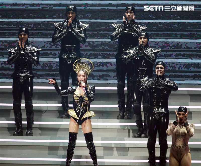天后Jolin蔡依林四度攻蛋全新巡演「Ugly Beauty 」台北站首場登場，一開場便以「惡之女王」造型從7曾樓高空降舞台，「提頭」現身。（記者邱榮吉/攝影）