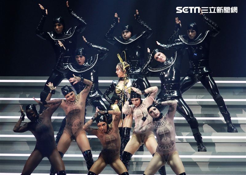 天后Jolin蔡依林四度攻蛋全新巡演「Ugly Beauty 」台北站首場登場，一開場便以「惡之女王」造型從7曾樓高空降舞台，「提頭」現身。（記者邱榮吉/攝影）