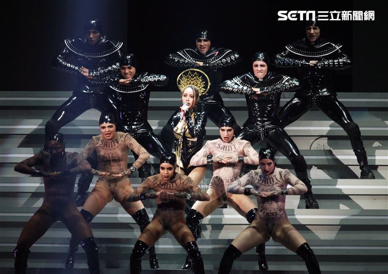 天后Jolin蔡依林四度攻蛋全新巡演「Ugly Beauty 」台北站首場登場，一開場便以「惡之女王」造型從7曾樓高空降舞台，「提頭」現身。（記者邱榮吉/攝影）