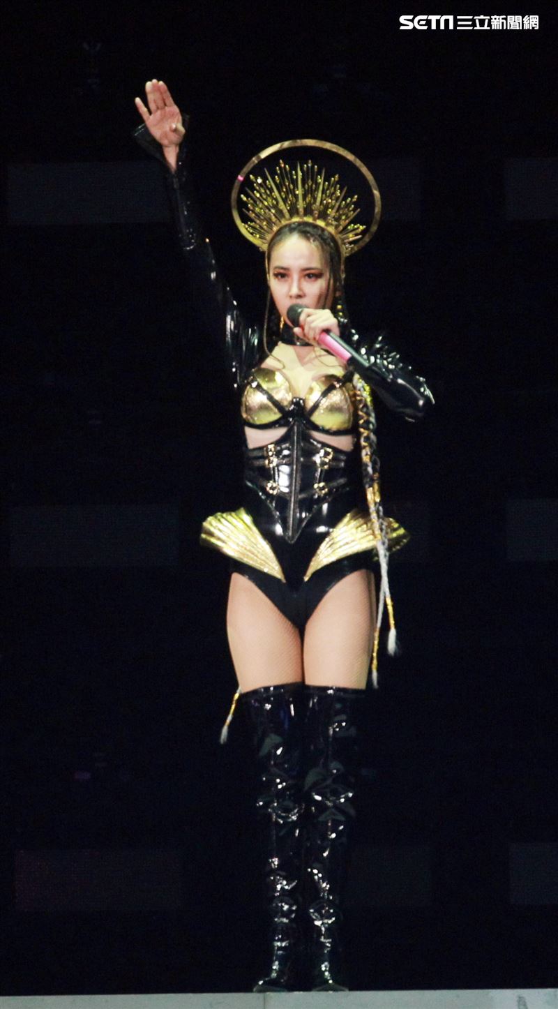 天后Jolin蔡依林四度攻蛋全新巡演「Ugly Beauty 」台北站首場登場，一開場便以「惡之女王」造型從7曾樓高空降舞台，「提頭」現身。（記者邱榮吉/攝影）