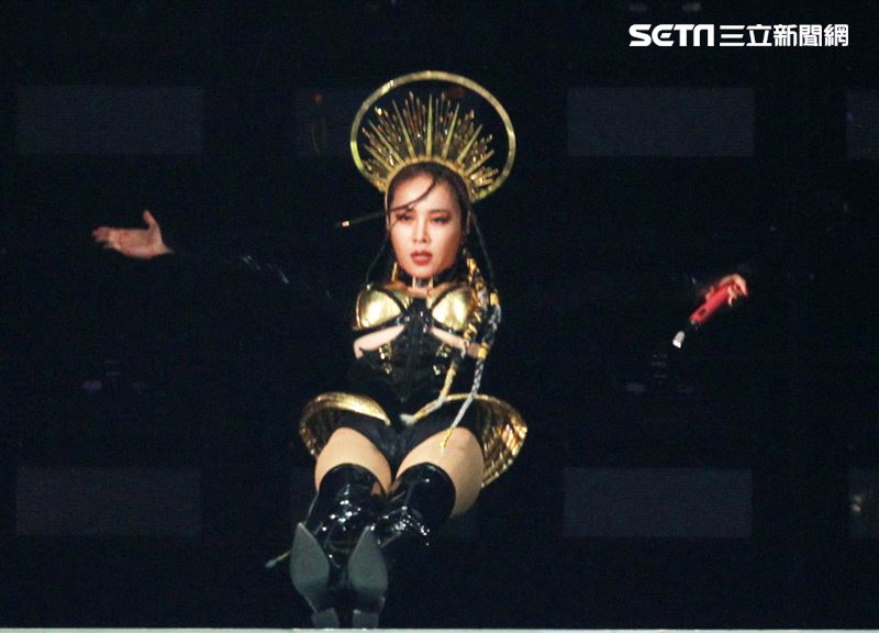 天后Jolin蔡依林四度攻蛋全新巡演「Ugly Beauty 」台北站首場登場，一開場便以「惡之女王」造型從7曾樓高空降舞台，「提頭」現身。（記者邱榮吉/攝影）