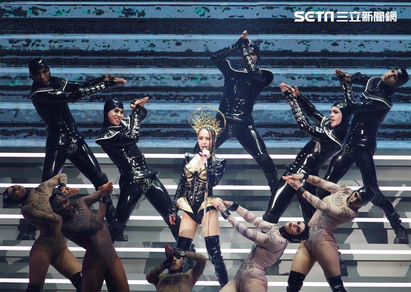 天后Jolin蔡依林四度攻蛋全新巡演「Ugly Beauty 」台北站首場登場，一開場便以「惡之女王」造型從7曾樓高空降舞台，「提頭」現身。（記者邱榮吉/攝影）