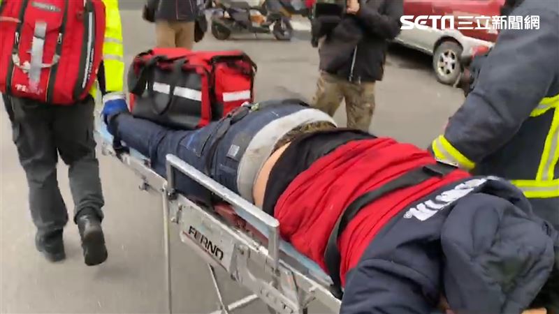 嫌犯停車場落網！後背中彈趴臥擔架