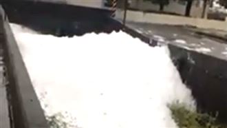 河冒恐怖綠泡！苗栗國環保局竟稱正常