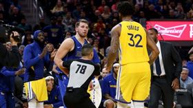 NBA／推倒金童！聯盟罰他105萬
NBA,達拉斯獨行俠,Luka Doncic,金州勇士,Marquese Chriss
翻攝自推特