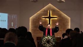 外媒12日報導，中國政府正全面查封秋雨聖約教會所有聚點，創會牧師王怡（中）遭控「煽動顛覆國家政權罪」已被刑事拘留。他在信教前是知名的公共知識分子。（圖／翻攝自facebook.com/earlyraincovenantchurch）