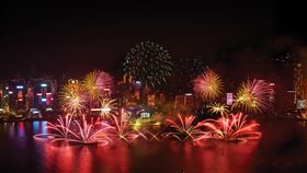 台北香港跨年煙火秀迎向2018年，各國都有不同的慶祝活動，今年台北101有360秒的燈光煙火秀，香港維多利亞港跨年煙火秀將長達10分鐘。（香港旅遊局提供）中央社記者陳葦庭傳真　106年12月28日