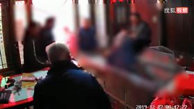 中國江蘇日前發生一起詭異「鞭屍」事件，一名剛過世的老翁被安置在靈堂的棺材裡，突有一對男女侵門踏戶，將老翁的遺體硬生生從棺材裡拉出；據知情人士透露，鬧事的是死者的親生兒女，兄妹倆因不滿死者在40多年前拋棄他們的母親後另結新歡，一直懷恨在心，加上老翁去世後，小三更向開口要求安葬費，才讓他們氣不過決定報復。（圖／翻攝自搜狐）