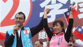 李彥秀造勢　朱立倫站台力挺國民黨立委參選人李彥秀（前右）28日上午舉辦「港湖團結真有力 國會戰將繼續拚」造勢大會，前新北市長朱立倫（前左）出席站台，力挺李彥秀。中央社記者鄭傑文攝　108年12月28日