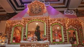 舊金山豪華薑餅屋  迎新年延續超過10年的傳統，舊金山惠蒙特飯店（Fairmont Hotel）以薑餅為磚、甜點為瓦，搭造出兩層樓高的巨型薑餅屋，營造歲末年終的過節歡樂氣氛。中央社記者周世惠舊金山攝  108年12月31日