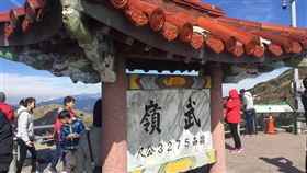 合歡山追雪迎日出  公路最高點溫度低許氣象預報跨年夜到元旦清晨冷空氣最強，合歡山溫度可能下探攝氏0度，許多遊客會在跨年夜衝上武嶺，想在全台公路最高點迎接新年的第一道晨曦。（資料照片）中央社記者李先鳳攝　108年12月31日