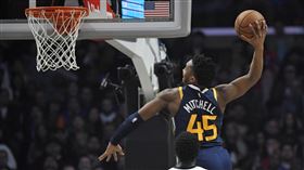 ▲米歇爾（Donovan Mitchell）切入禁區暴扣。（圖／美聯社／達志影像）