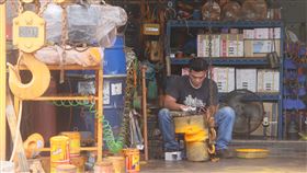 製造業景氣燈號連7藍（2）台經院2日發布5月製造業景氣燈號，由於美中貿易談判突生變數，雙方互相加徵關稅，增添全球經貿不確定性風險，製造業景氣燈號連續第7個月亮出代表衰退的藍燈。圖為製造業者辛勤工作一景。中央社記者董俊志攝　108年7月2日