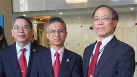 5G標金飆  謝繼茂：需求大於供給針對5G標金飆高，中華電信董事長謝繼茂（右）31日分析原因主要是「需求大於供給」，3.5GHz只有270MHz頻段，但台灣每個業者都對5G電信業者充滿樂觀與信心。（資料照片）中央社記者江明晏攝  108年12月31日