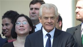 白宮貿易顧問納瓦洛白宮貿易顧問納瓦洛（圖中）1日現身玫瑰花園，為美國總統川普宣布美墨加完成貿易協定談判的活動站台，在貿易、尤其是對中國立場上，納瓦洛被視為鷹派代表人物。中央社記者鄭崇生華盛頓攝 107年10月2日