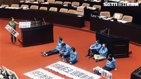 國民黨團在院會靜坐抗議反滲透法。（圖／記者林恩如攝）