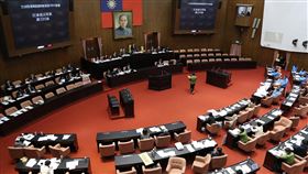 立法院處理反滲透法  各黨團推代表廣泛討論立法院會31日上午處理反滲透法草案，朝野協商多數條文沒有達成共識，在院會中由各黨團依比例推派代表進行廣泛討論、逐條發言。中央社記者張皓安攝  108年12月31日