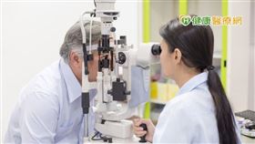 糖友應積極控制血糖，將糖化血色素控制在7%以下，每年定期做眼底鏡檢查，千萬別讓「靈魂之窗」受到高血糖的摧殘。