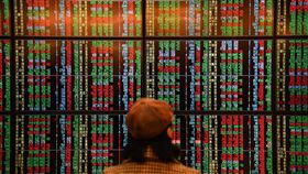 台股封關收跌56.23點  失守12000點台北股市31日開低走低，收盤跌56.23點，為11997.14點，跌幅0.47%，成交金額新台幣1174.08億元。中央社記者林俊耀攝  108年12月31日