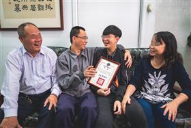 高二的小婷參加法務部矯正署徵文獲得第一名，她的文章感動雲林監獄典獄長，典獄長邀請她與剛獲准假釋的父親用餐。（圖／雲林監獄提供）