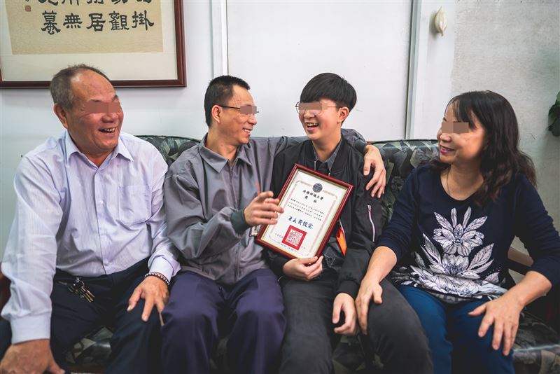 一篇作文感動典獄長！高二女喜見父親