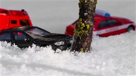 打滑,失控,車禍,護欄,酒駕,安全帶,拋出,積雪,暴風雪,公路,美國, 圖／翻攝自Pixabay https://parg.co/21Z