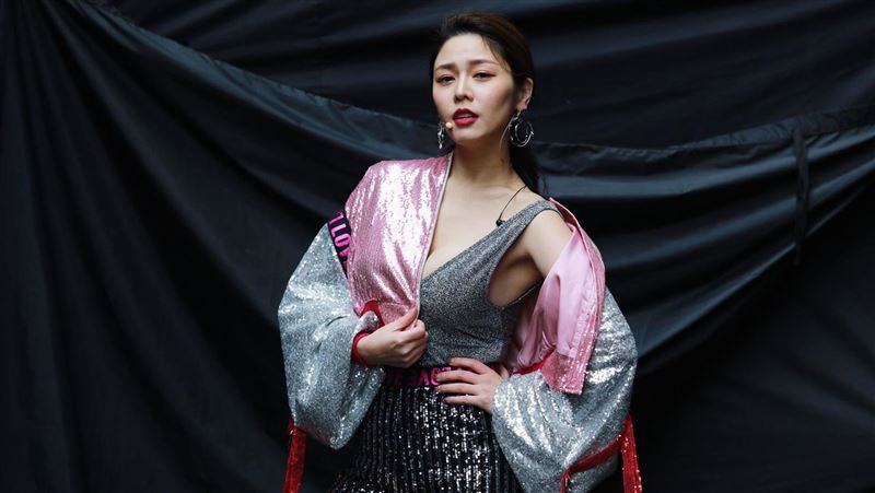 辣翻！白家綺深V上下開露美腿險走光