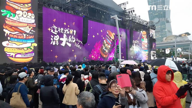 開始塞人！台北101前已寸步難行　