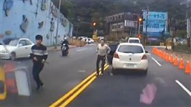 基隆,行車紀錄器,切車,閃燈,持刀,飛踢
