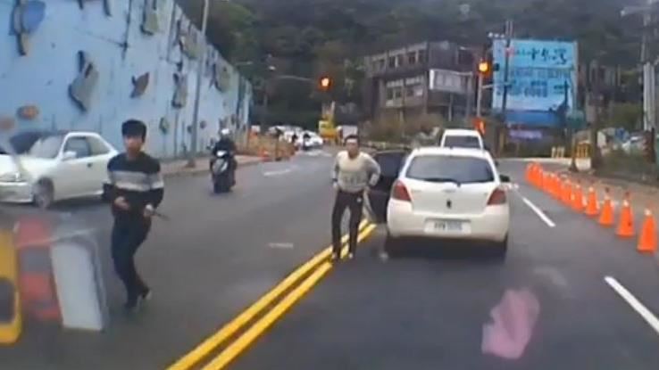 不爽被閃！兩惡煞持刀砍　駕駛急鎖車
