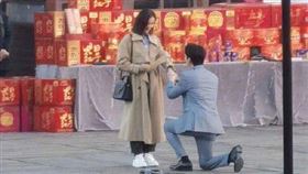 劉詩詩與朱一龍在新戲橋段，竟單膝下跪求婚。（圖／翻攝自影视圈剧探微博）