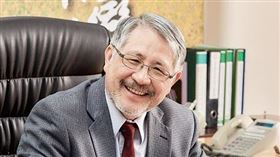 台肥董事長康信鴻。（圖／台灣維基選舉百科）

https://votetw.com/wiki/%E5%BA%B7%E4%BF%A1%E9%B4%BB#/media/File:%E5%BA%B7%E4%BF%A1%E9%B4%BB.jpg