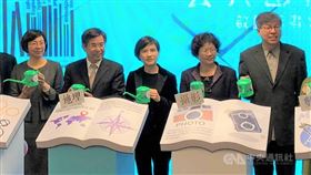 教育部與文化部31日舉辦記者會，教育部長潘文忠（左2）與文化部長鄭麗君（中）共同宣布「公共出借權」於109年元旦試辦，兩家公共圖書館每出借一本書，將發放補償酬金新台幣3元給作者和出版社。中央社記者陳至中台北攝 108年12月31日