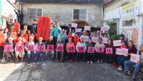 蔡總統楓港祖厝送春聯（2）總統蔡英文位於屏東枋山鄉楓港祖厝前31日舉辦現場揮毫送春聯活動，吸引大批民眾到場參與，眾人更舉起福牌，祝福蔡總統順利連任。中央社記者郭芷瑄攝　108年12月31日