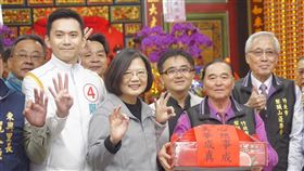 蔡總統竹縣輔選　拉抬鄭朝方選情總統蔡英文（前左2）31日到新竹，陪同民進黨新竹縣第2選區立委候選人鄭朝方（前左）赴宮廟參香，並懇託鄉親全力支持。（鄭朝方競選辦公室提供）中央社記者魯鋼駿傳真　108年12月31日